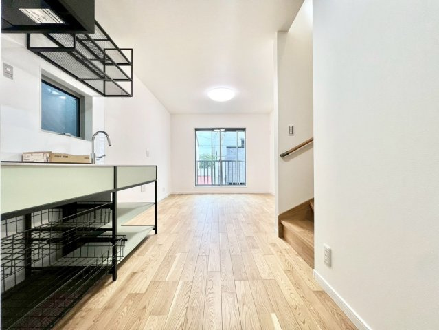 世田谷区八幡山2丁目　新築戸建の居間・リビング|現地ご見学希望・資料請求などお気軽にお問い合わせ下さい！
03-5990-5201