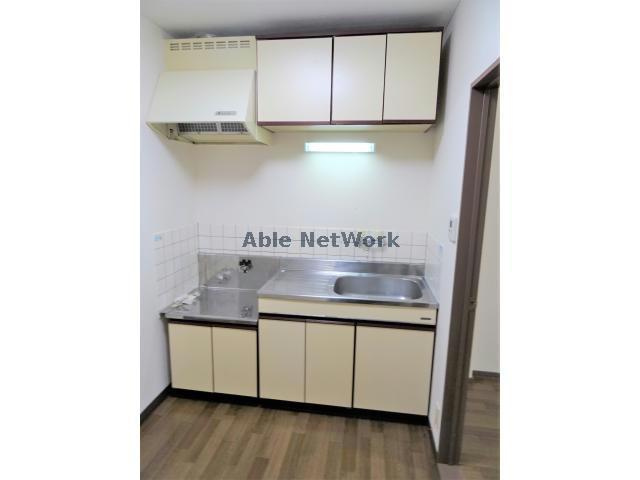 アークヒルズフクモトNO.3Bのキッチン|吊り収納付きキッチン※イメージ