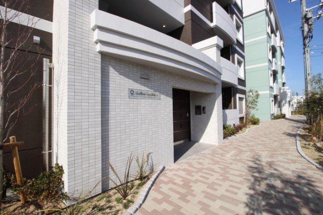 Ｓｈａｌｌｏｗ　Ｇａｒｄｅｎ　A棟のエントランス