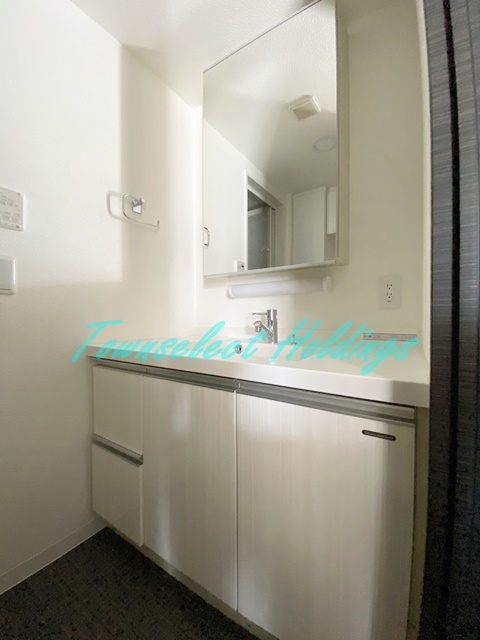 藤沢市藤沢の賃貸マンションの洗面所|忙しい朝には欠かせない洗面所です