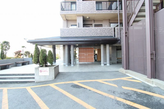 【エントランス】 | レーベングランヒルズ朝霞台　(志木本店) | 総戸数168戸のビッグコミュニティ！宅配ボックスがあるので好きなタイミングで荷物を受け取ることができます。