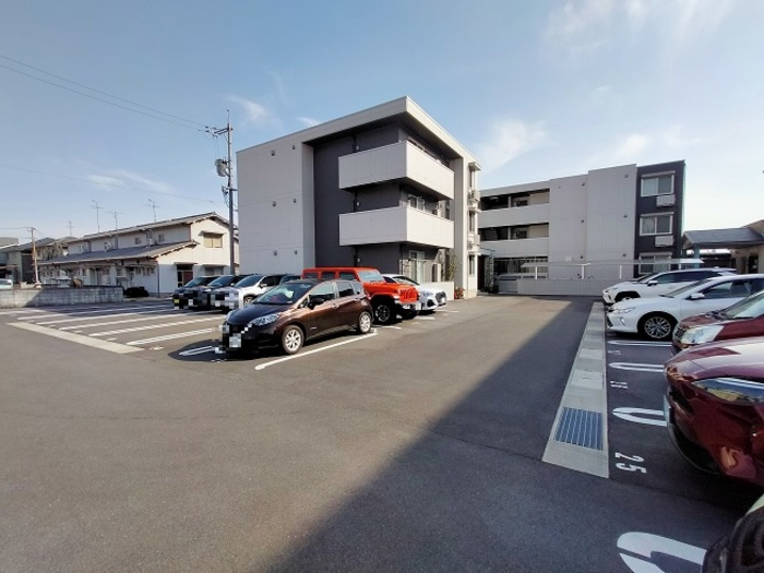 グランド　レジデンスの駐車場