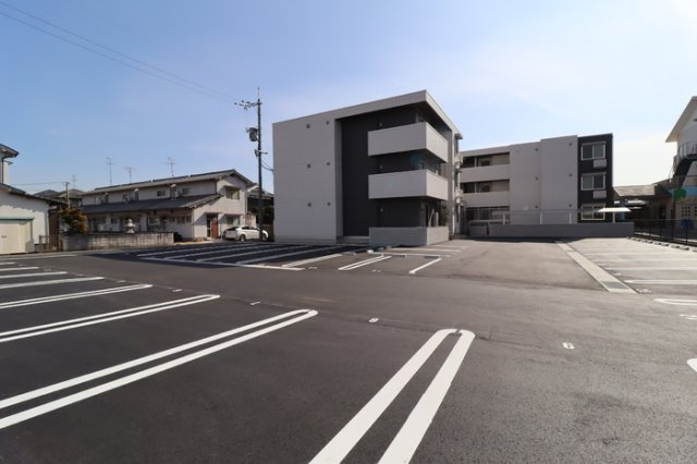 グランド　レジデンスの駐車場