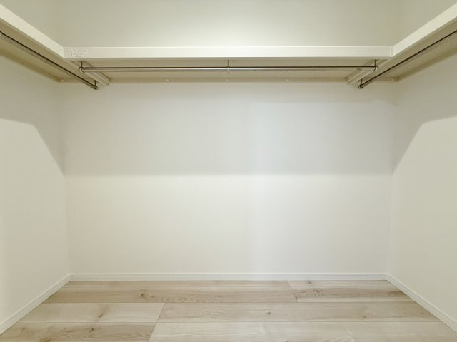 練馬区桜台4丁目 全6棟 F号棟の収納|たっぷりの収納力を備えたウォークインクローゼット(F号棟)