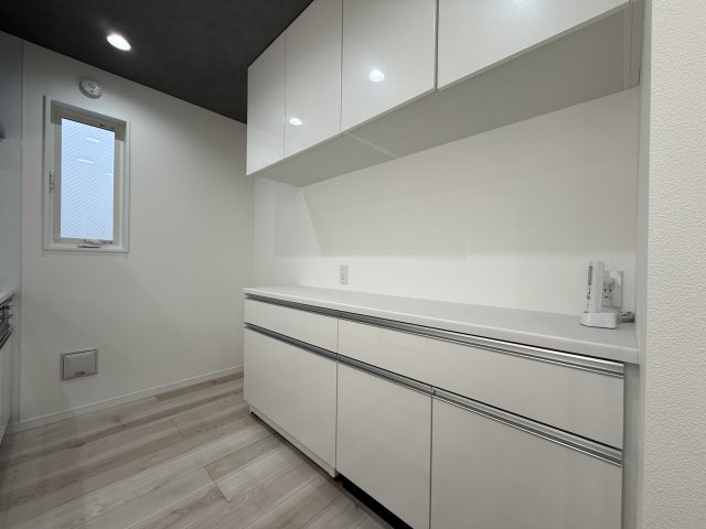 練馬区桜台4丁目 全6棟 F号棟のキッチン|カップボード完備という魅力的なキッチン設備
食器類や調理器具の収納に重宝し、キッチン周りがスッキリと片付きます(F号棟)