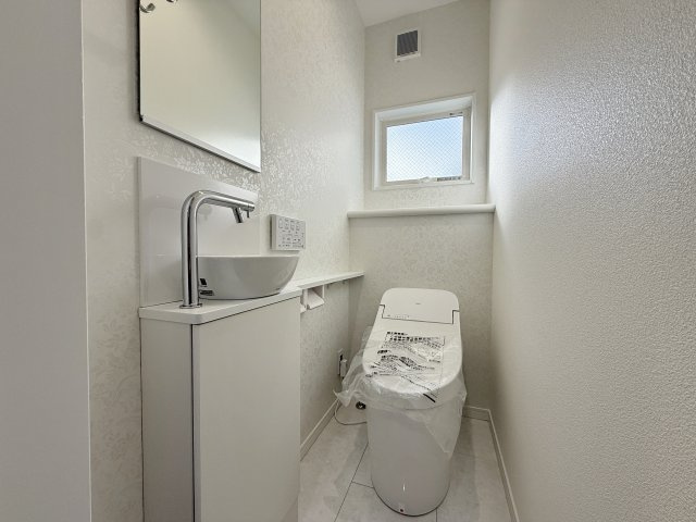 練馬区桜台4丁目 全6棟 D号棟のトイレ|トイレは2ヶ所設置　手洗いカウンター付きです(D号棟)