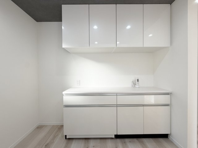 練馬区桜台4丁目 全6棟 D号棟のキッチン|カップボード完備という魅力的なキッチン設備
食器類や調理器具の収納に重宝し、キッチン周りがスッキリと片付きます(D号棟)