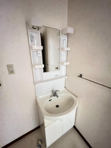 シャローム国立の洗面所|明るい洗面所です