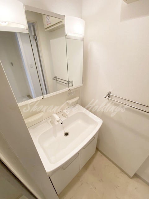 横浜市戸塚区吉田町の賃貸マンションの洗面所|明るい洗面所です