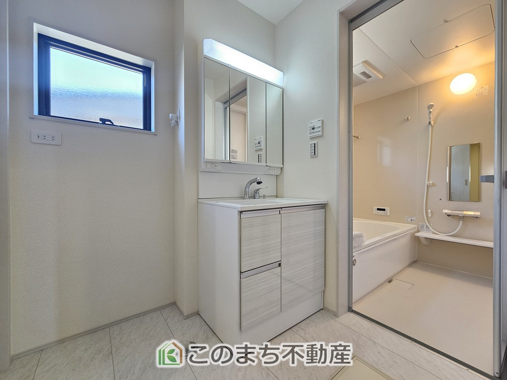 LiveleGarden.S第20栃木大平町西水代の洗面所|シャンプードレッサーで朝の身支度♪伸びるホースでお掃除も簡単清潔です！