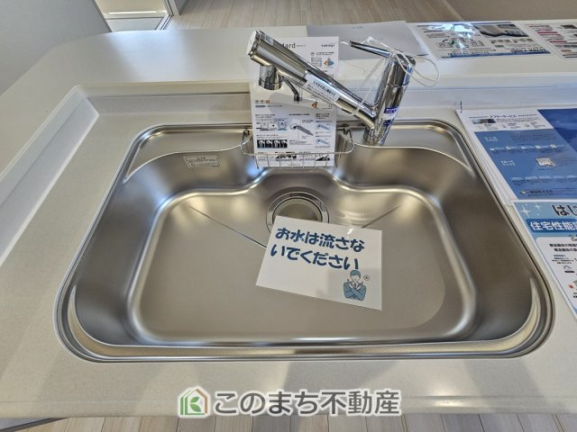 LiveleGarden.S第20栃木大平町西水代のキッチン|ビルトイン型浄水器を内蔵したキッチン水栓。お米を研いだり、野菜を洗ったりするときなど用途に応じてワンタッチで浄水に切り替えが可能です。カートリッジ式なので、フィルターを簡単に交換する事が出来ます。