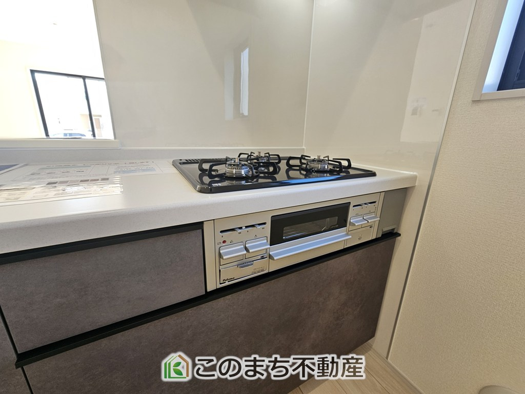 LiveleGarden.S第20栃木大平町西水代のキッチン|三ツ口コンロ採用で、同時調理もスムーズ◎！お料理を並べられるカウンター付きで、配膳・片付けをサポート！リビングで過ごすご家族とコミュニケーションを楽しみながら作業可能です♪