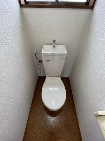 斉藤ハイツⅠのトイレ|落ち着いた色調のトイレです