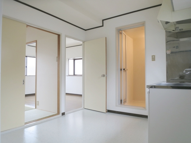 サンリーザの洋室|広々して綺麗なキッチンスペースです☆