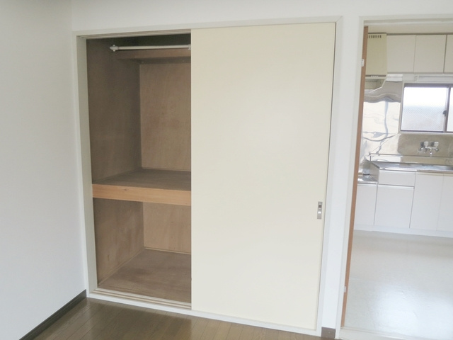 サンリーザの収納|洋室内の収納があるのでお部屋も片付きます☆