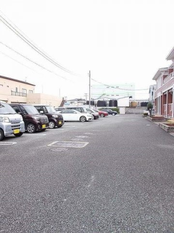 メゾン・ユーケイＡの駐車場