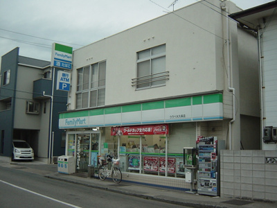 【周辺】 | エイトピア八木 | ファミリーマート（コンビニ）まで800ｍ