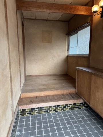 ワセスタ貸家の玄関
