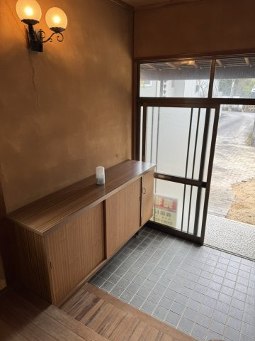 ワセスタ貸家の玄関