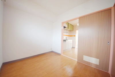 【居間・リビング】 | サンモールマンション | 使いやすい居間です