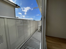 暖かな日差しのふりそそぐバルコニー