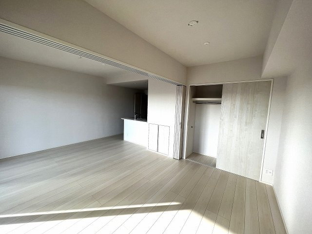 ワイズエステムコート北谷伊平ウェストの居間・リビング|ワイズエステムコート北谷伊平ウェスト｜海が見えるマンション｜アイランドリゾート沖縄