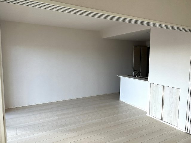 ワイズエステムコート北谷伊平ウェストの居間・リビング|ワイズエステムコート北谷伊平ウェスト｜海が見えるマンション｜アイランドリゾート沖縄