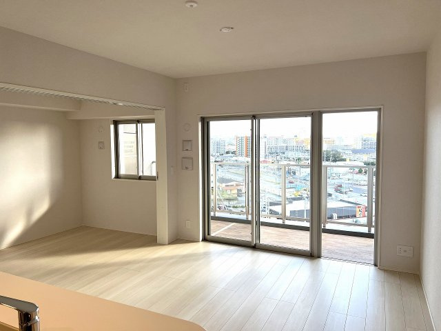 ワイズエステムコート北谷伊平ウェストの居間・リビング|ワイズエステムコート北谷伊平ウェスト｜海が見えるマンション｜アイランドリゾート沖縄