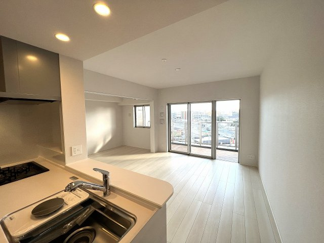 ワイズエステムコート北谷伊平ウェストの居間・リビング|ワイズエステムコート北谷伊平ウェスト｜海が見えるマンション｜アイランドリゾート沖縄