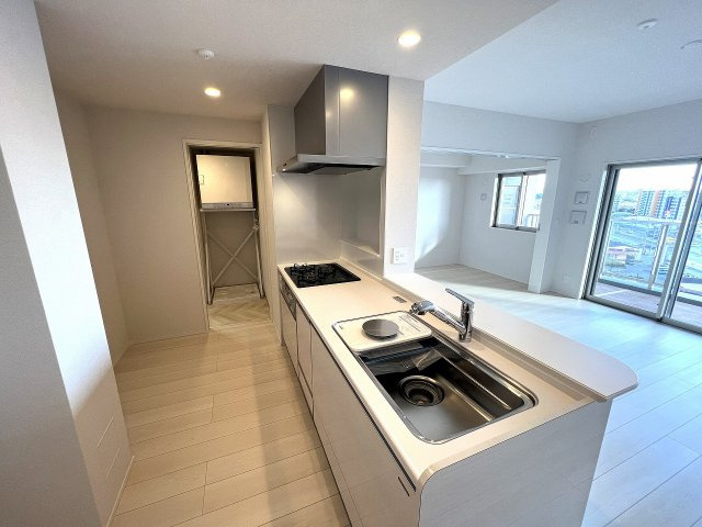 ワイズエステムコート北谷伊平ウェストのキッチン|ワイズエステムコート北谷伊平ウェスト｜海が見えるマンション｜アイランドリゾート沖縄