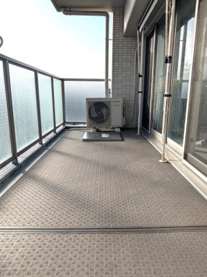 【バルコニー】 | ■新規専任物件■シークレア茨木桜通り | ■ワイドバルコニー■南北両面バルコニー■このお部屋は上階がありません
バルコニーにトップライトがありますので明るい