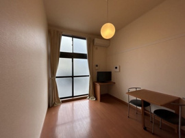 ゆったり過ごせる居間です