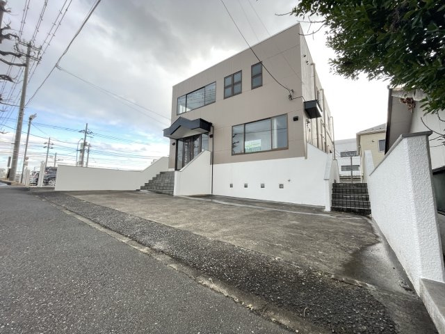 想定年間賃料　25万　想定利回り　7.1％　鉄骨鉄筋コンクリート造の外観