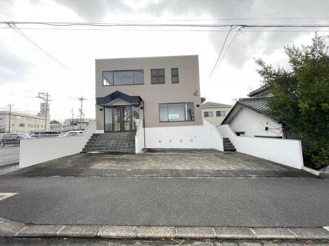 想定年間賃料　300万　想定利回り　7.1％　鉄骨鉄筋コンクリート造の外観