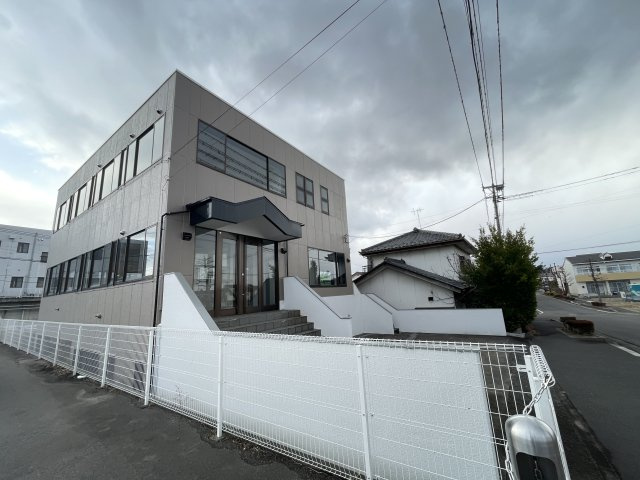 想定年間賃料　25万　想定利回り　7.1％　鉄骨鉄筋コンクリート造の外観