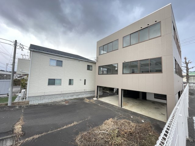 想定年間賃料　25万　想定利回り　7.1％　鉄骨鉄筋コンクリート造の駐車場