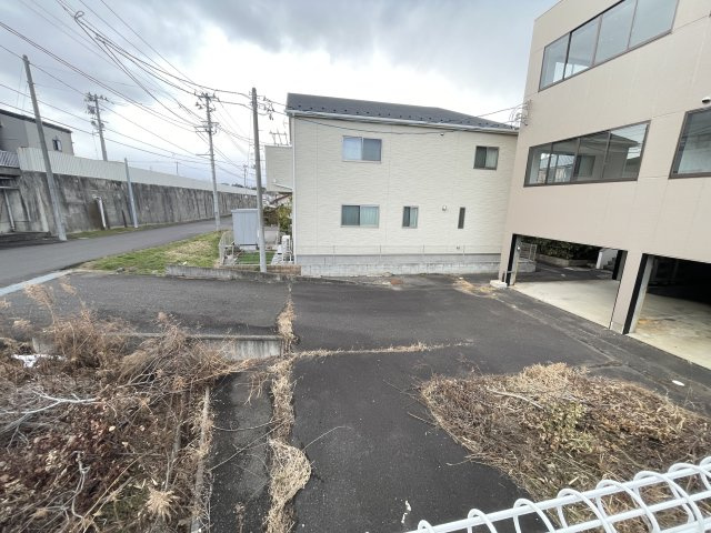 想定年間賃料　300万　想定利回り　7.1％　鉄骨鉄筋コンクリート造の駐車場