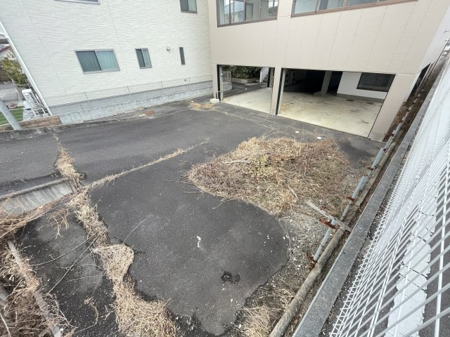 想定年間賃料　25万　想定利回り　7.1％　鉄骨鉄筋コンクリート造の駐車場