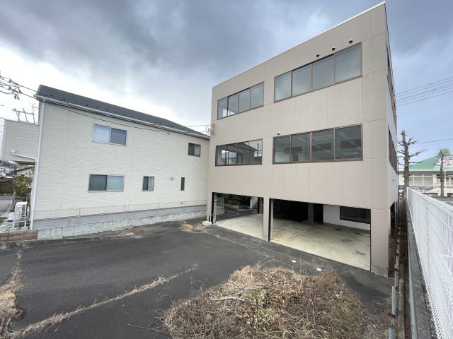 想定年間賃料　300万　想定利回り　7.1％　鉄骨鉄筋コンクリート造の駐車場