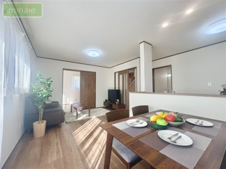 【居間・リビング】 | ファミリークロゼット　キッチン脇可動棚　八木が谷１　全2棟　A号棟 | 同タイプ