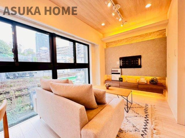 オープンレジデンシア横浜台町の居間・リビング|ペットと暮らせる 窓から明るい陽射しが入るリビングダイニング