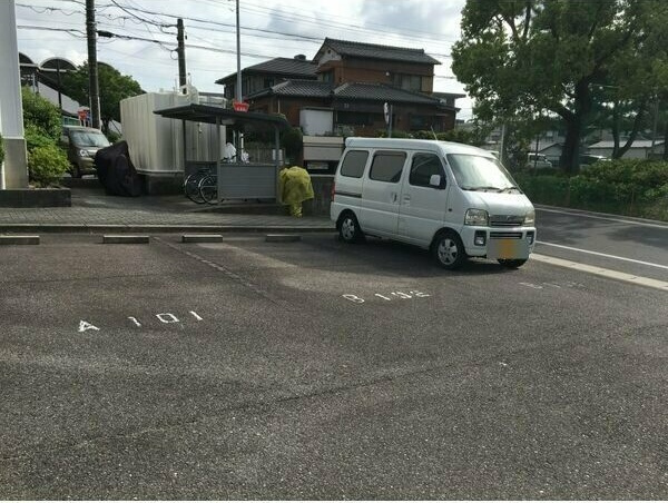 パープルシャトーA棟の駐車場