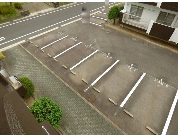 パープルシャトーA棟の駐車場