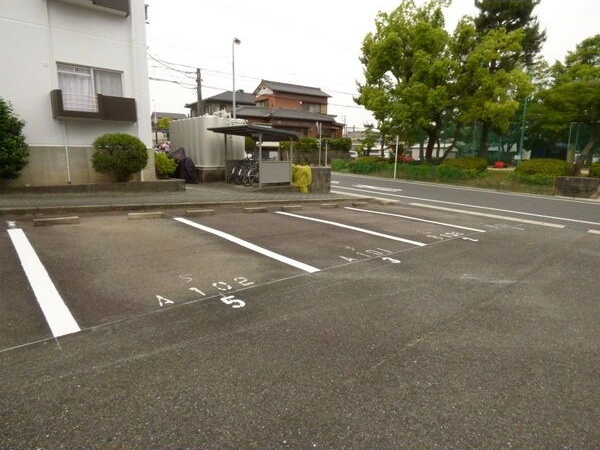 パープルシャトーA棟の駐車場