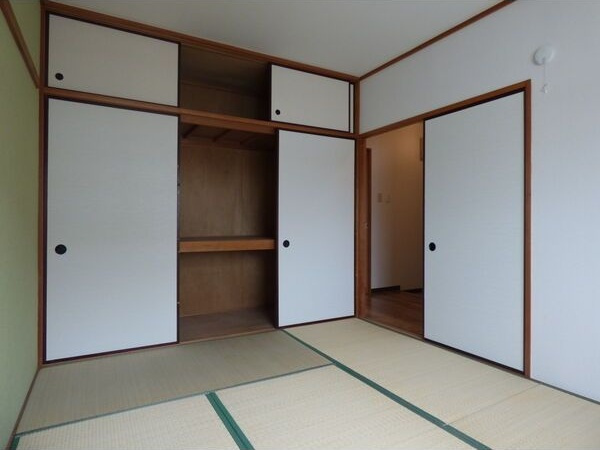 パープルシャトーA棟の和室