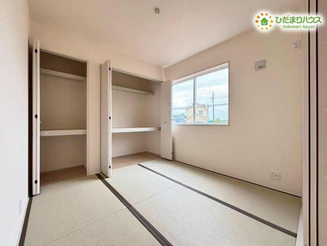 熊谷市中恩田　新築一戸建て　リーブルガーデン　01の和室|リビングと隣接した使い勝手の良い和室。仕切り扉を開放すれば、LDKと一体化した大空間として利用できます♪
押入れ収納も備わっており、来客用の布団やおもちゃをスマートに片付けることが可能です。