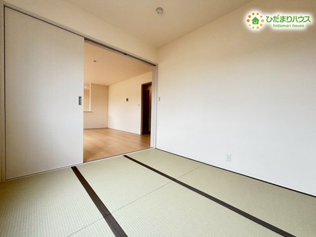 熊谷市中恩田　新築一戸建て　リーブルガーデン　01の和室|落ち着いた雰囲気の和室は、アイロンがけなどの家事スペースにも最適◎
柔らかい畳の上でお子様と寝転んだり、読書をしたりと多目的に活用できます！
洋風のインテリアとも相性が良いモダンな畳です。