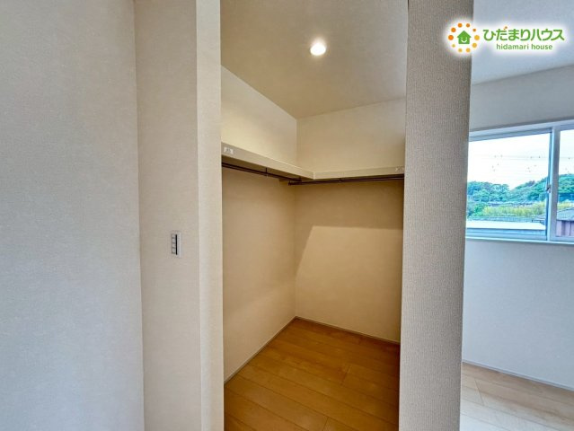 熊谷市中恩田　新築一戸建て　リーブルガーデン　01の収納|奥行きのある大容量のウォークインクローゼットです！
ハンガーパイプが付いているため、衣類を畳まずにそのまま掛けて収納できます！
季節物の家電やスーツケースもまとめて管理できる便利な収納空間です◎