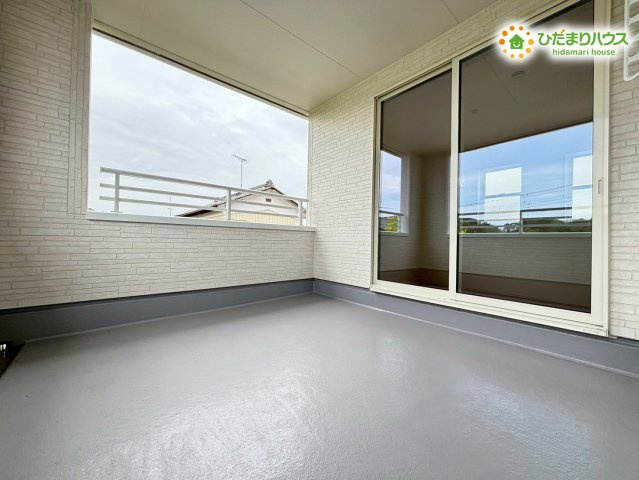 熊谷市中恩田　新築一戸建て　リーブルガーデン　01のバルコニー|奥行きが広く、洗濯物を干しやすい広々としたバルコニーです！
天気の良い日はお布団も一度にたくさん干すことができます♪
屋根があるインナーバルコニー仕様なので、急な雨でも洗濯物が濡れにくく安心です^^