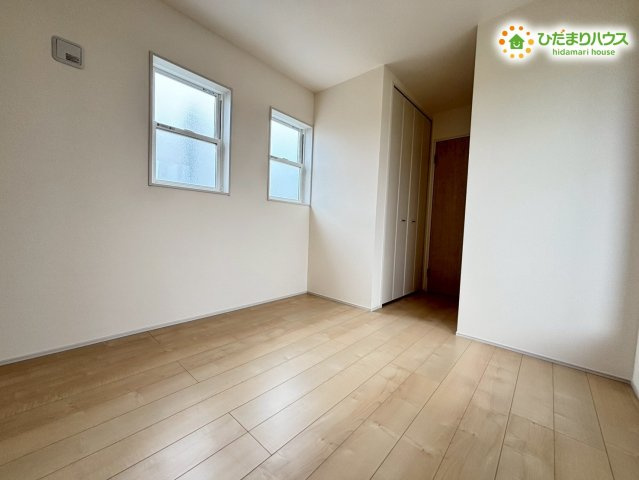 熊谷市中恩田　新築一戸建て　リーブルガーデン　01の洋室|窓が多く設置されているため、どこにいても明るさを感じられます。
収納が完備されているので、お洋服や学用品もスッキリと片付けることができます。